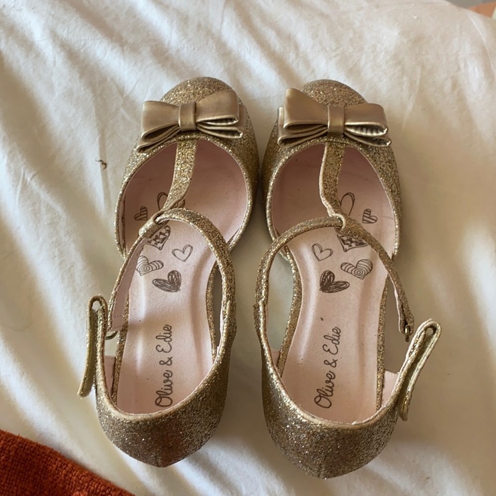 Used Olive and Edie Kids Heels. Size 4 gold